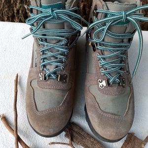 VASSQUE VINTAGE LADIES 9 GORTEX HIKING BOOTS 😎